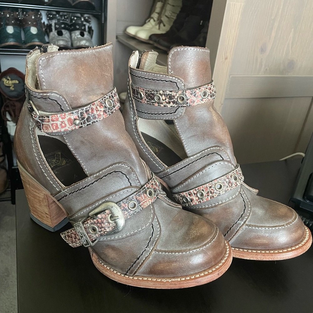 **SOLD** Freebird by Steven - Sonoma - Sz10